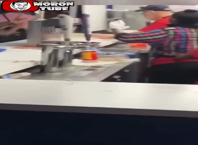 Video :She throws hot oil during a fight between shopkeepers!